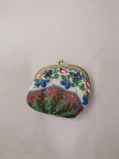 null Porte-monnaie, vers 1830, poche en sablé de perles à décor d’une rosace dans...