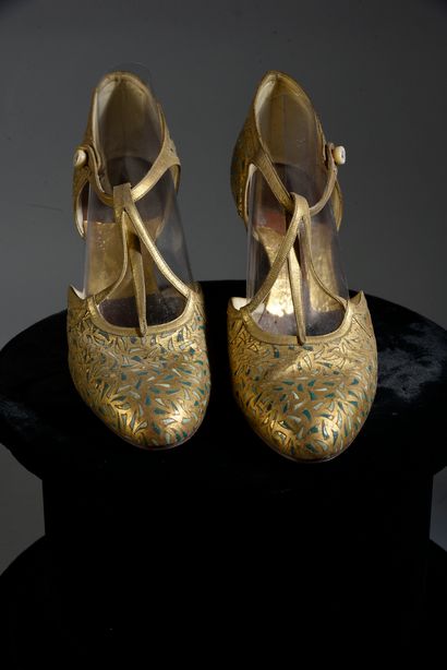 null 511. Paire de chaussures du soir, vers 1920-1925, salomés à brides coup de pied...