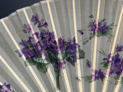 null Bouquets de violettes, vers 1890
Éventail plié, la feuille peinte de bouquets...