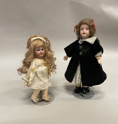 null Deux poupées de maison de poupées avec têtes allemandes en biscuit et corps...