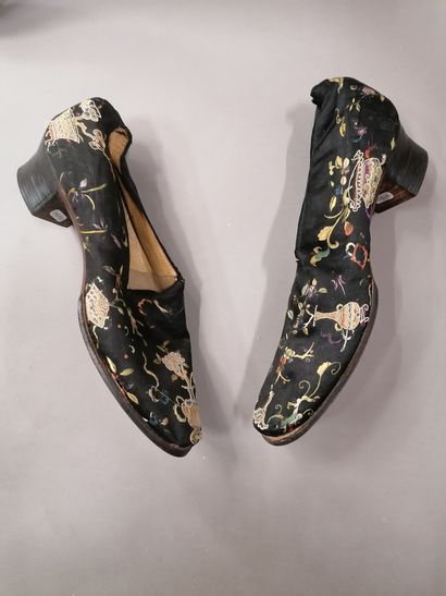 null 504. Paire de souliers à la mode chinoise, début du XXe siècle, escarpins à...
