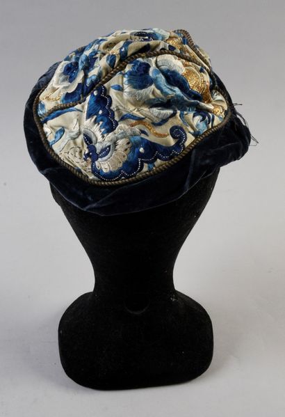 null 475. Petit chapeau de dame à la mode chinoise, fin du XIXe siècle, calotte de...