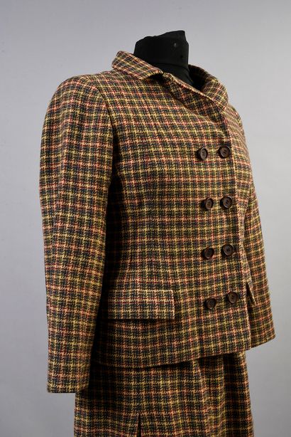 null 541. Tailleur griffé Balenciaga, vers 1960, tailleur en tweed pied de poule...