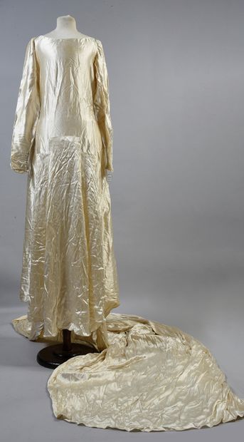 null 513. Robe de mariage, vers 1930, robe à manches longues boutonnées aux poignets...