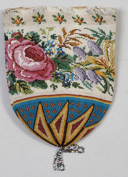 null Bourse en tricot de perles, vers 1830, décor d’une guirlande de roses, pivoines...