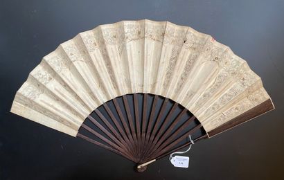 null Amours au jardin, circa 1780-1790
Folded fan, the paper sheet die-cut in the...