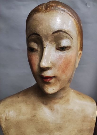 null 
522. Mannequin de vitrine, vers 1920-1925, buste en carton bouilli peint ;...