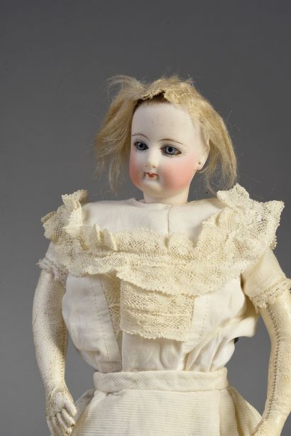 null François GAULTIER Parisienne type fashion doll, with head and bust in pressed...