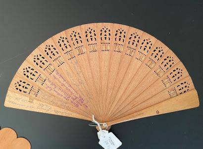 null Three autographed fans, late 19th century
Of broken type in wood with handwritten...