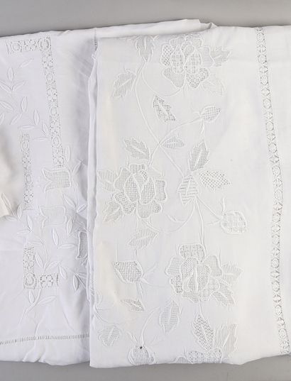 null Parure de lit, second quart du XXe siècle, drap en fil, rabat à décor de fleurs...