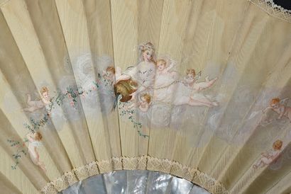 null L'amour et l'abondance, vers 1880
Éventail, feuille en soie crème peinte à la...
