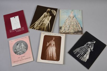 null Six catalogues d’expositions sur le Costume aux XVIIIe, XXe et XXe siècles,...