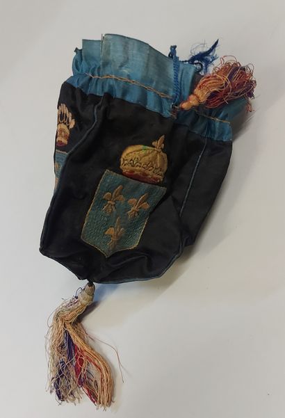 null Coat of arms purse, circa 1850-1870, purse with 4 black silk satin quarters,...