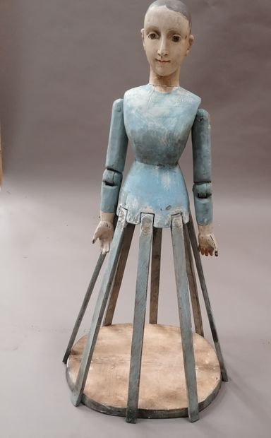 null Mannequin of presentation, out of carved and lacquered wood, the face encrusted...