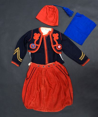 null Costume of zouave for a boy, scratched Au Louvre, circa 1930, set consists of...