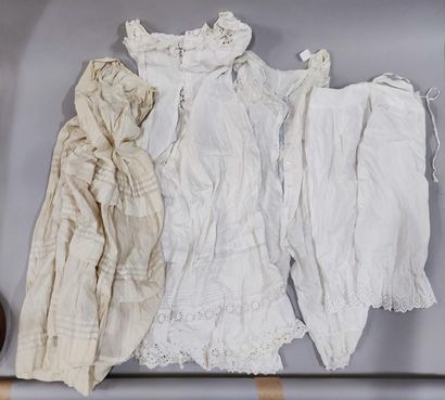 null 495. Fonds de garde-robe, vêtements et linge d’enfants et de dame, 1900-1920...