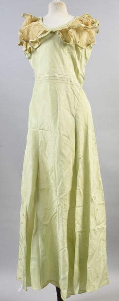 null 519. Robe vers 1930, robe taille haute sans manches en faille de soie vert d’eau...