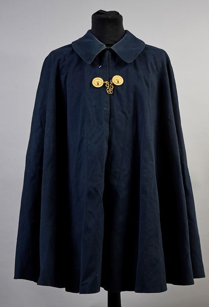 null 563.Cape d'uniforme, IIIe République, cape de drap de laine bleu à grand col...