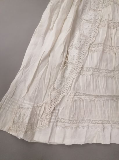 null 497. Robe de baptême ou de présentation, vers 1850-1880, robe à mancherons bouffants...
