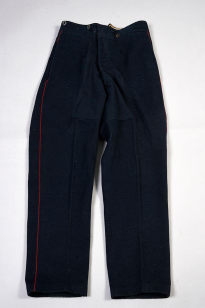 null 558. Quatre pantalons d'uniforme, IIIe République, culottes à pont et braguettes...