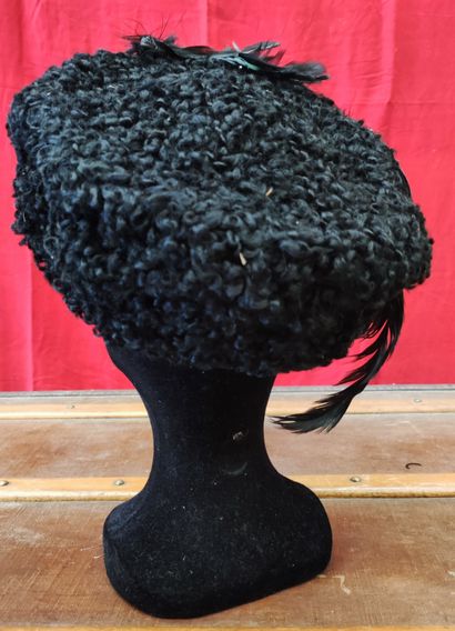 null 482. Réunion de trois chapeaux de dame noirs, fin du XIXe-début du XXe siècle,...