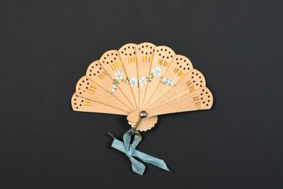 null Doll fan, of broken type in wood, painted with a blue flower garland. Gilded...