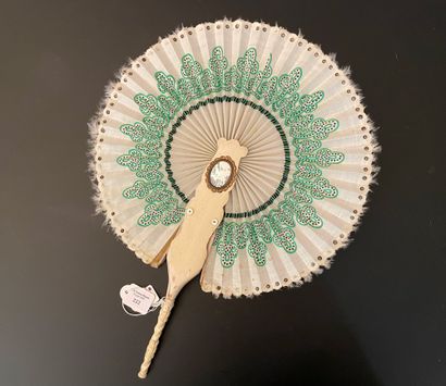 null Sliding, circa 1880
Fan of curiosity, with system, the leaf in cream silk with...
