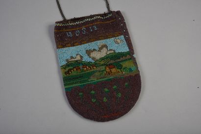 null 530. Réticule en tricot de perles, daté 1915, décor d’un paysage et d’un bouquet...