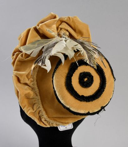 null 477. Capote vers 1850, velours de soie jaune paille drapé sur la passe rehaussé...