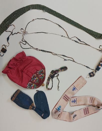 null Réunion d’accessoires du costume en broderie de perles, 1830-1860 environ, principalement...