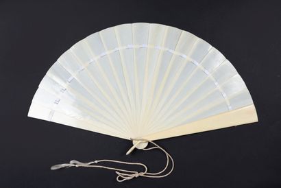 null Ivory, circa 1890
Broken type fan in ivory*, without decoration.
Bracket and...