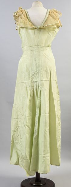 null 519. Robe vers 1930, robe taille haute sans manches en faille de soie vert d’eau...
