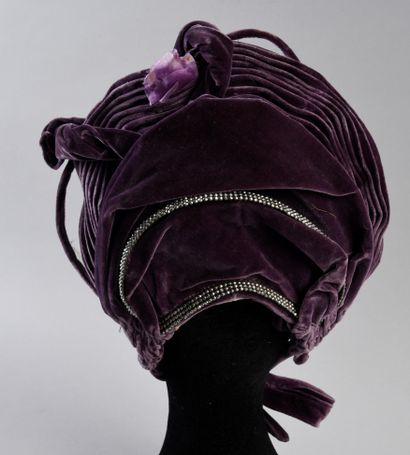null 481. Capote vers 1900, velours violet, la calotte plissée et drapée sur armature...