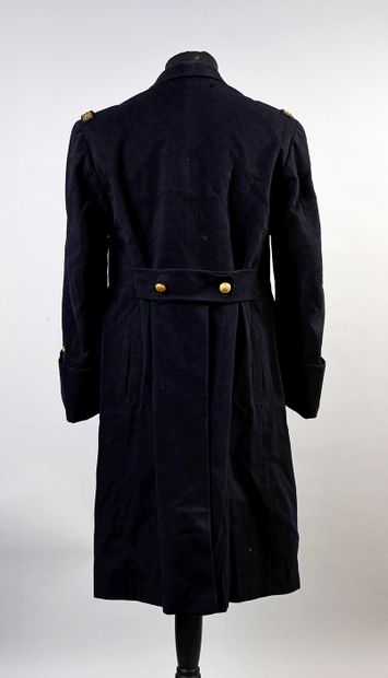 null 566. Réunion de parties d’uniformes, XXe siècle, deux manteaux dont un de sous-officier...