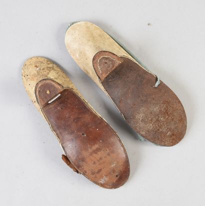 null Documents de deux souliers de dame, époque Louis XV, escarpins à talons cambrés...