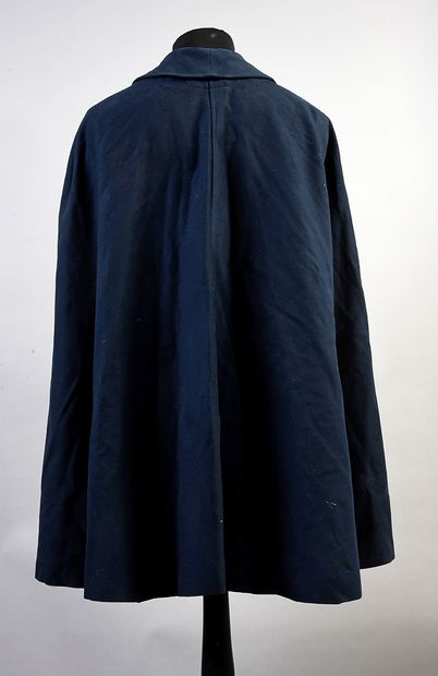 null 563.Cape d'uniforme, IIIe République, cape de drap de laine bleu à grand col...