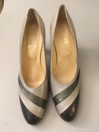 null 543. Deux paires de chaussures de dame, griffées Aurèle, Paris, une paire en...