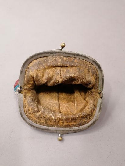 null Porte-monnaie, vers 1830, poche en sablé de perles à décor d’une rosace dans...