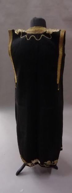 null 
Robe aux alentours de 1930, Maroc, robe à bretelles en crêpe de laine noir,...