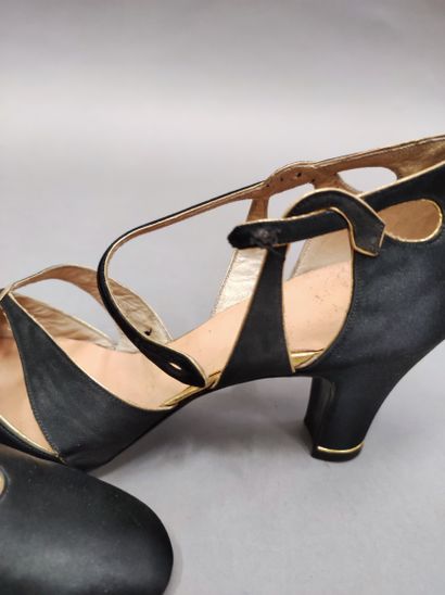 null 512. Paire de chaussures du soir, vers 1930, salomés en satin et taffetas noir...
