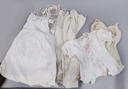 null 495. Fonds de garde-robe, vêtements et linge d’enfants et de dame, 1900-1920...