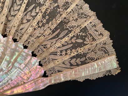 null Sous-bois, circa 1880
Folded fan, the leaf in needle lace decorated with bells,...