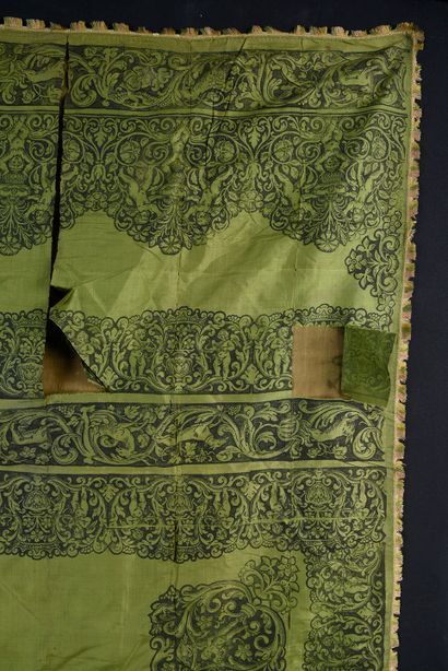 null Rare tapis de table en soie imprimée à disposition, première moitié du XVIIe...