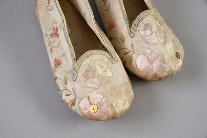 null 476. Pair of embroidered shoes, China, late 19th century, cream satin stems...