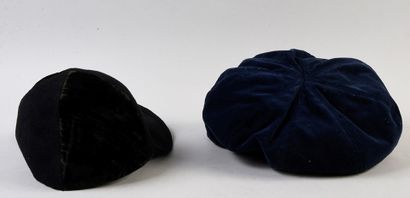 null 540. Deux chapeaux de dame, vers 1960, casquette Gavroche en velours bleu et...