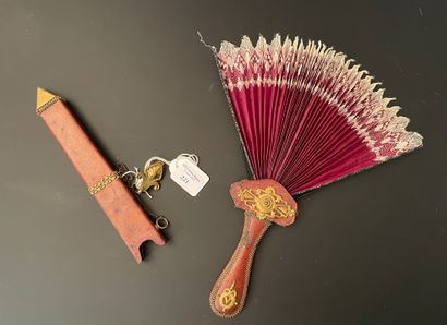 null Dagger fan, circa 1870
Curiosity fan, the leaf in parma silk enhanced with lace....
