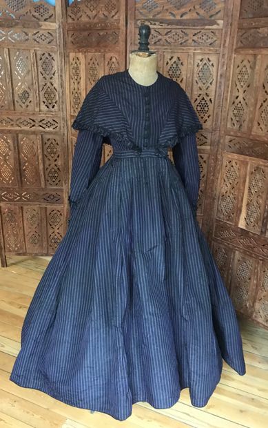 null Robe d'après-midi, vers 1850, robe en taffetas rayé noir et violet, le corsage...