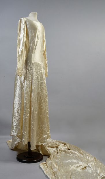 null 513. Robe de mariage, vers 1930, robe à manches longues boutonnées aux poignets...