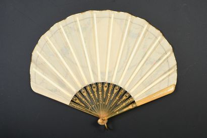 null Colin-maillard, circa 1920
Small balloon-shaped fan, the silk leaf painted with...