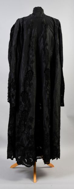 null 506. Manteau du soir, vers 1900-1910, ample manteau à grand décor floral en...